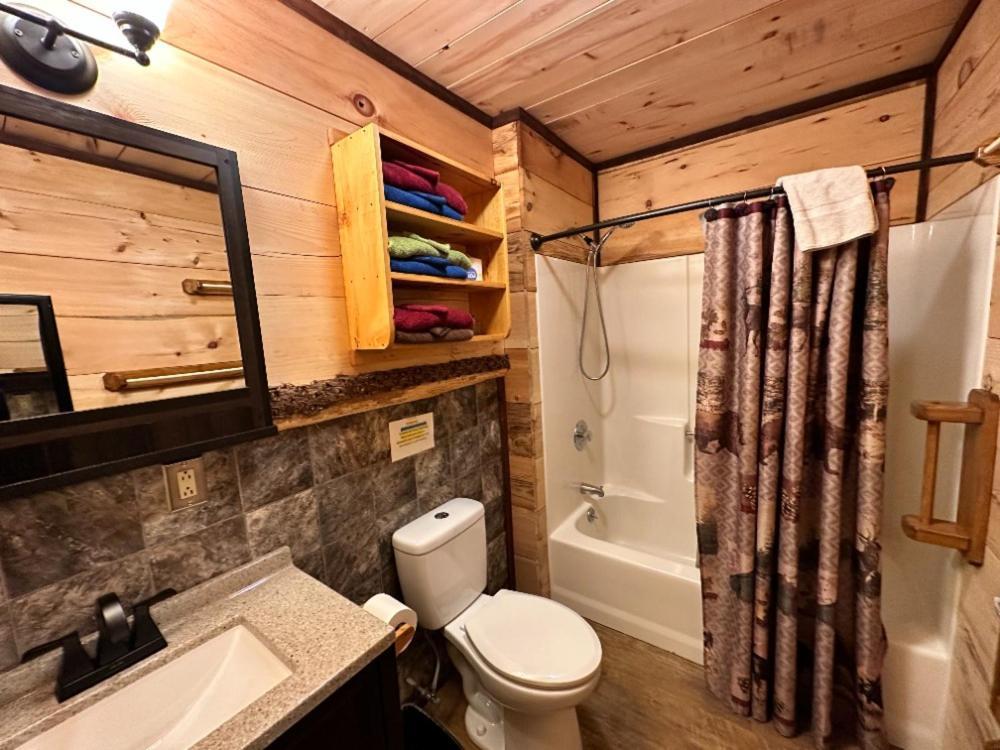 Best Bear Lodge & Campground Irons Exteriör bild