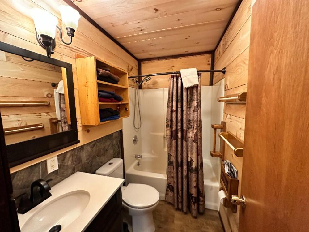 Best Bear Lodge & Campground Irons Exteriör bild