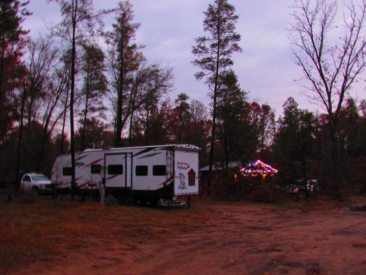 Best Bear Lodge & Campground Irons Exteriör bild