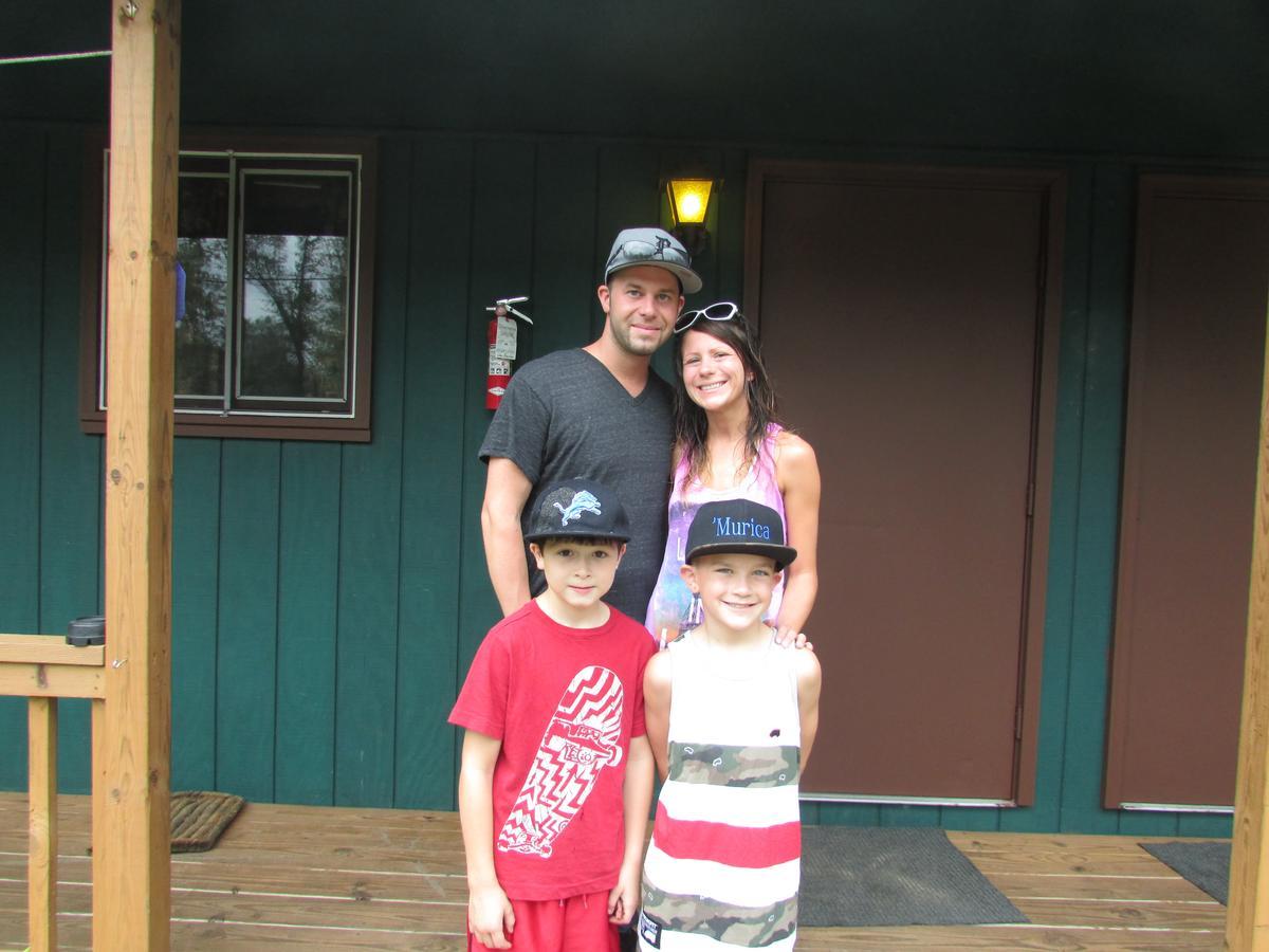 Best Bear Lodge & Campground Irons Exteriör bild
