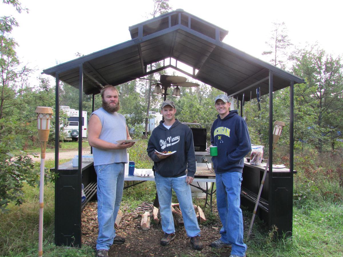 Best Bear Lodge & Campground Irons Exteriör bild