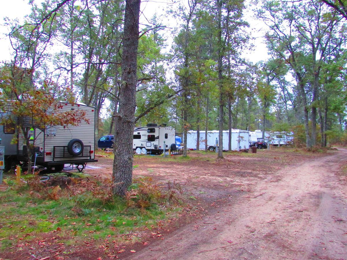 Best Bear Lodge & Campground Irons Exteriör bild
